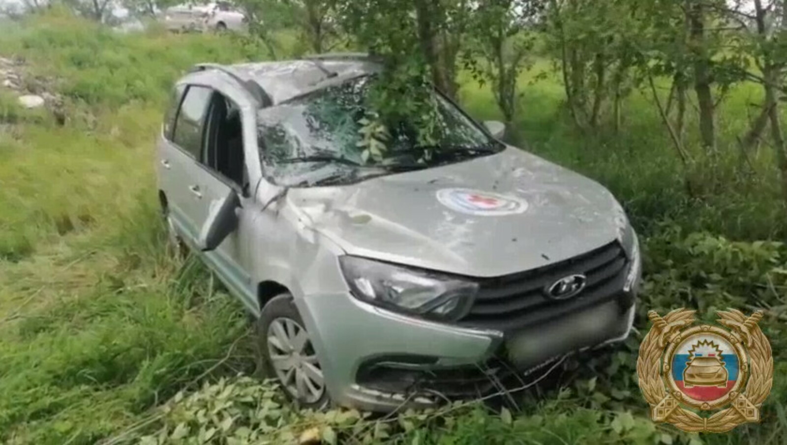 В Башкирии водитель «Лады Весты» снёс в кювет попутный автомобиль и сбежал