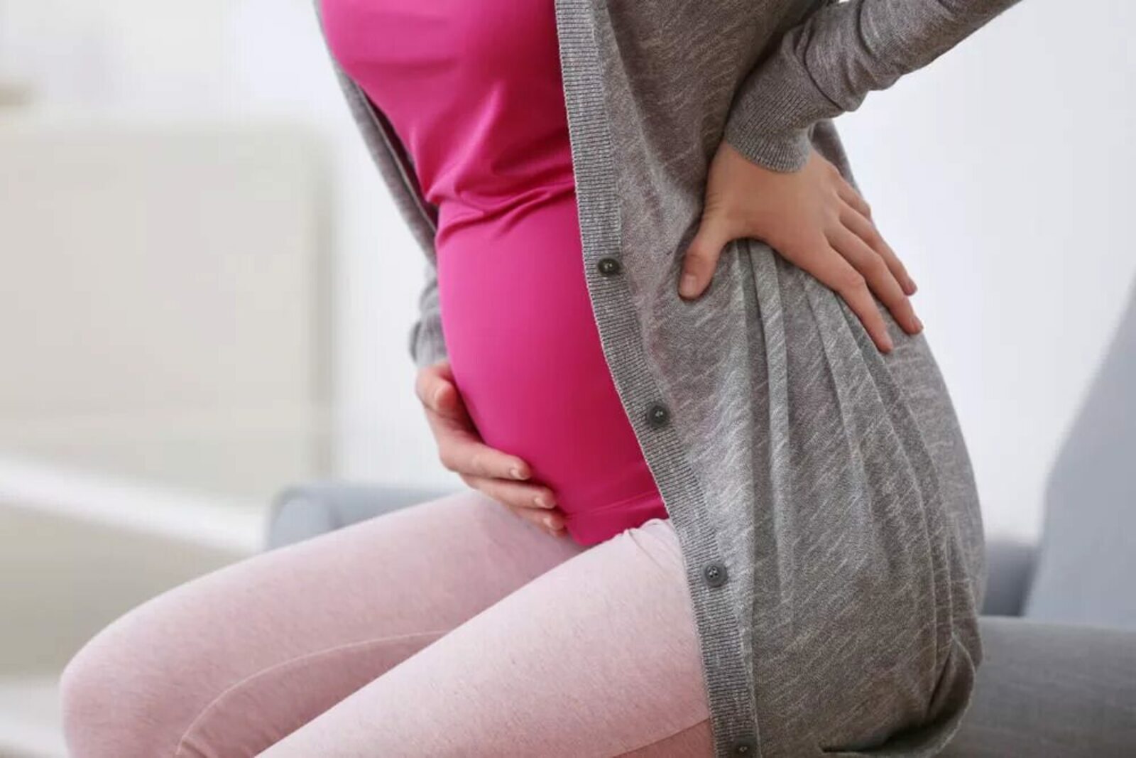 Болит низ поясницы при беременности. Беременные женщины. У беременной болит живот. У беременной колит в животе. Сильно беременные женщины.