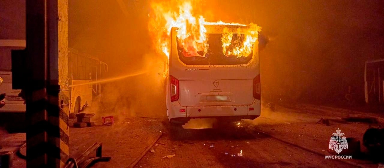 В Башкирии пожарные потушили полыхающий автобус