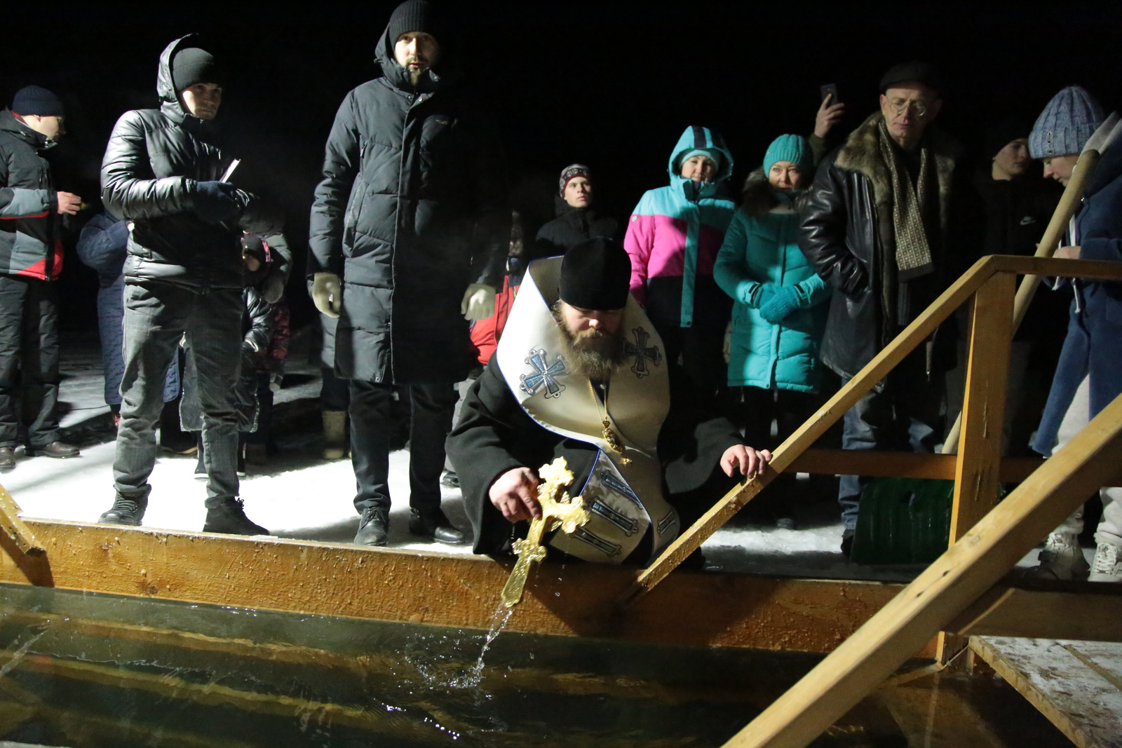В ночь с 18 на 19 января православные христиане отметили Крещение Господне купанием в проруби