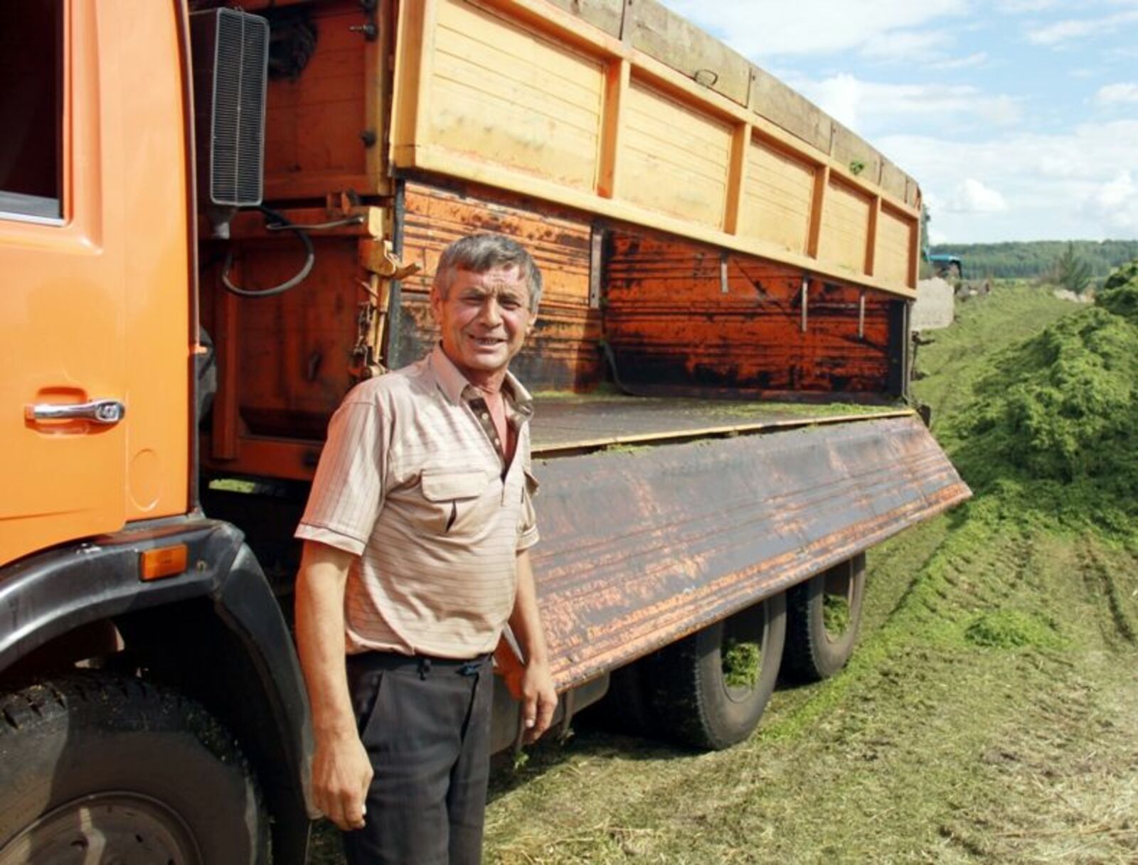 Владимир Палаев, водитель КамАЗа СПК «Искра»,  за рейс подвозит к яме 9 тонн зелёной массы.