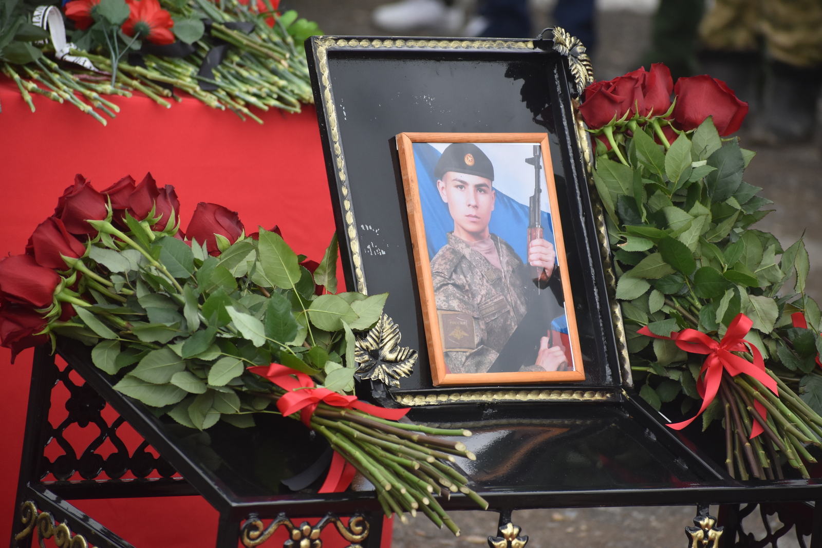 Сегодня в Дуванском районе проводили в последний путь военнослужащего Рушана Закирова