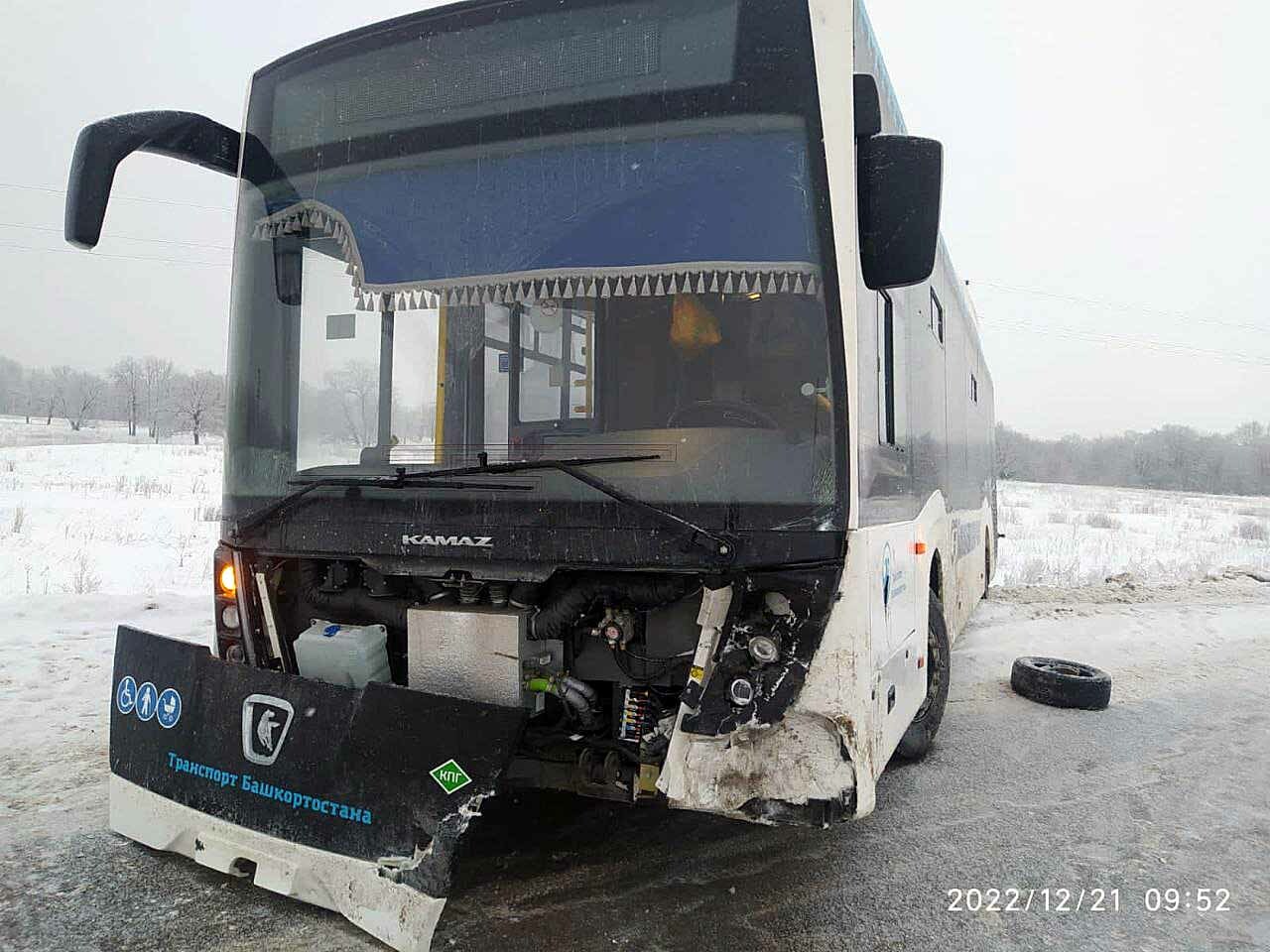 В Уфимском районе столкнулись встречные автобус и легковушка