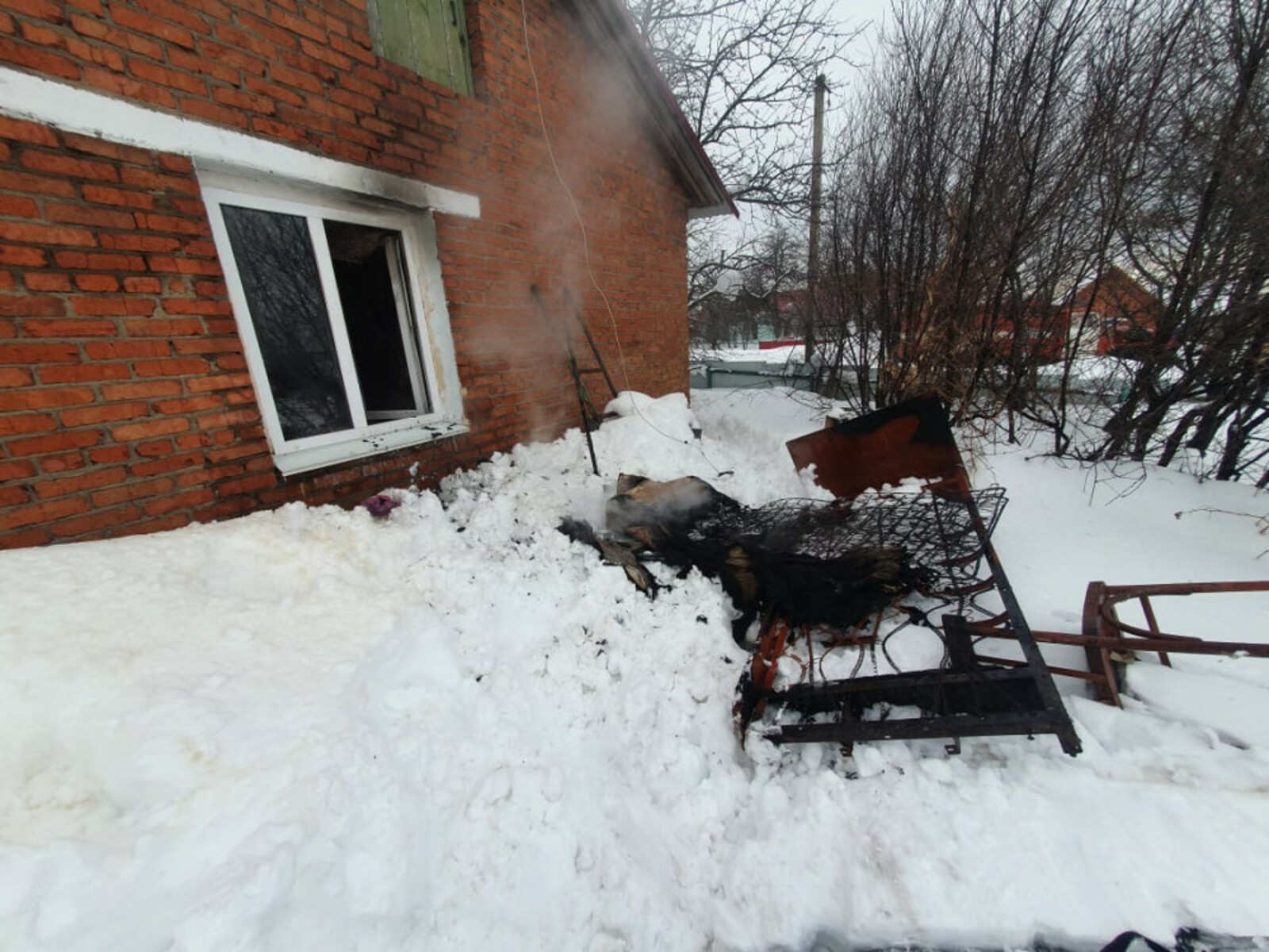 Государственный Комитет Республики Башкортостан по Чрезвычайным Ситуациям В Башкирии добровольные пожарные спасли мужчину из горящего дома