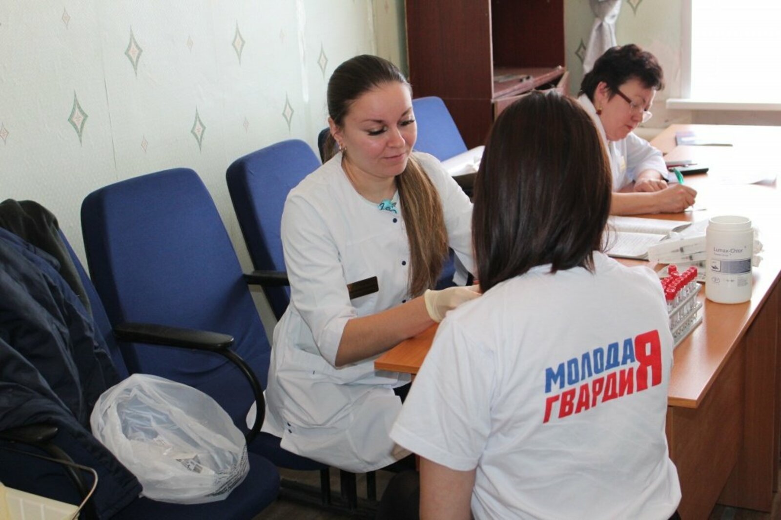 Сотрудники Давлекановской ЦРБ  ведут забор крови на анализ.