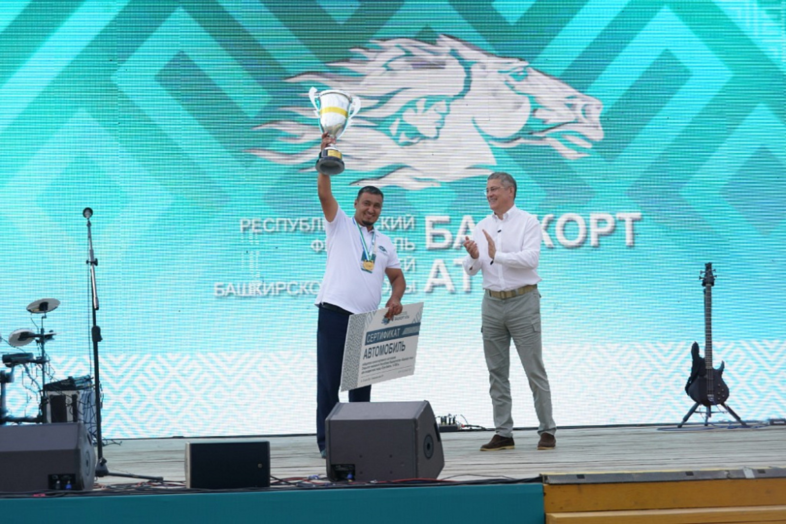 Радий Хабиров вручил победителю конных скачек «Оҙон бәйге» ключи от автомобиля