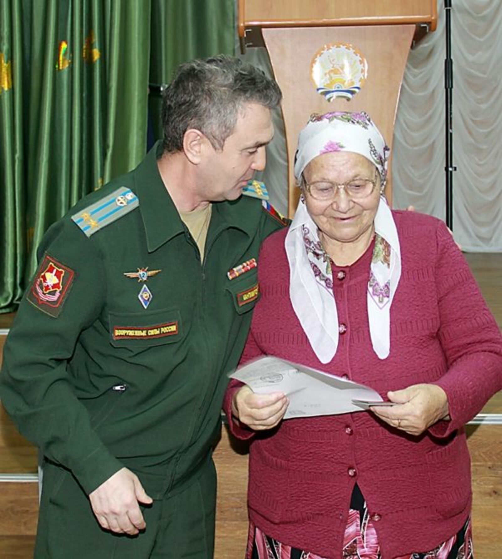 Галия Хабировна получает удостоверение  к ордену своего отца.