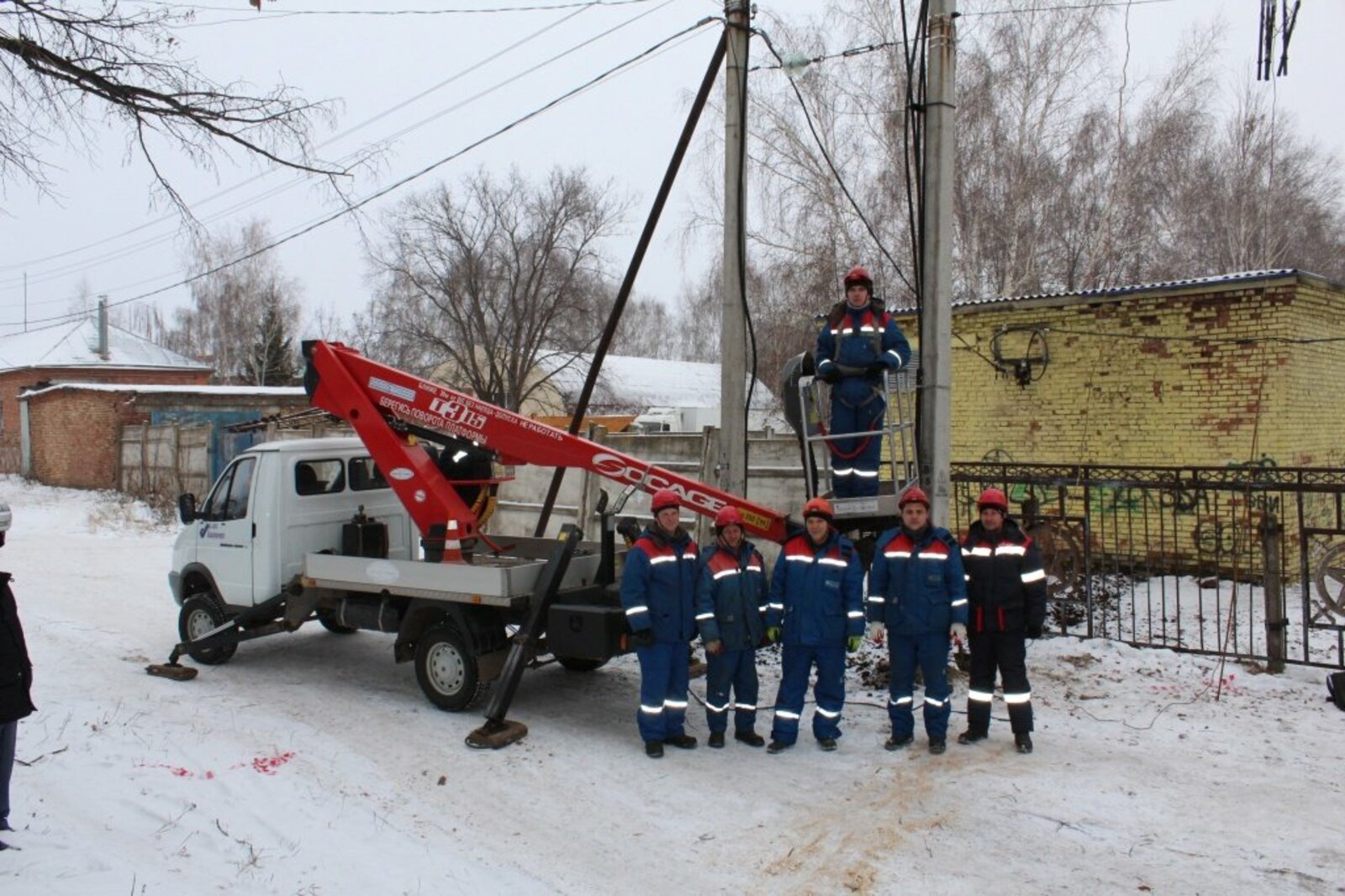 Бригада электромонтеров распределительной сети  Давлекановского РЭС за работой.