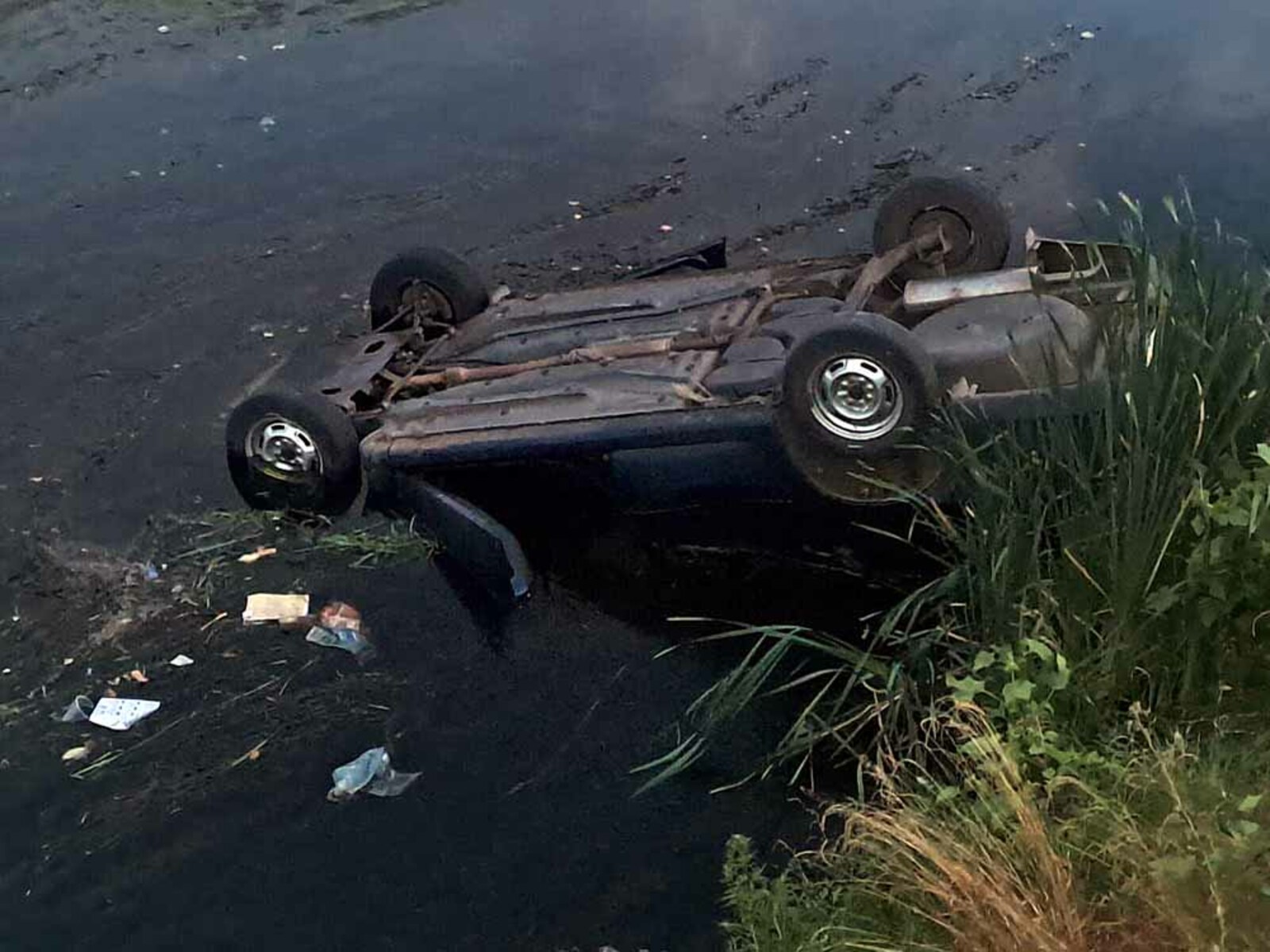 Машины падают в воду. Затонувшие машины. Опрокидывание автомобиля. Машина упала в воду.