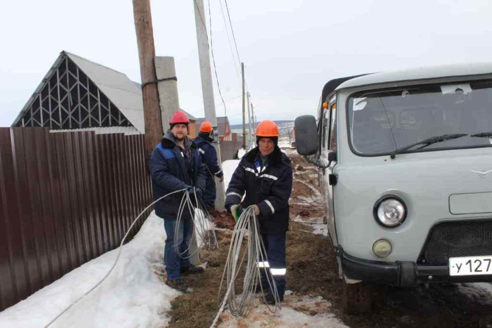 Бригада № 2 ОП с. Красноусольского проводит реконструкцию воздушной линии по ул. Гагарина.