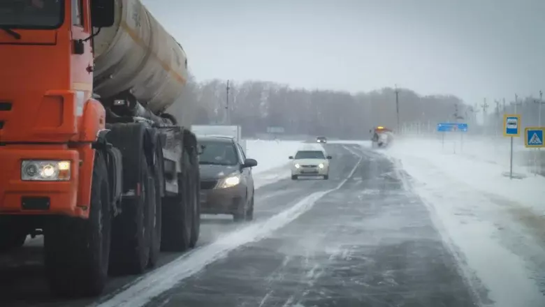 В Челябинской области расчищают дороги от снега