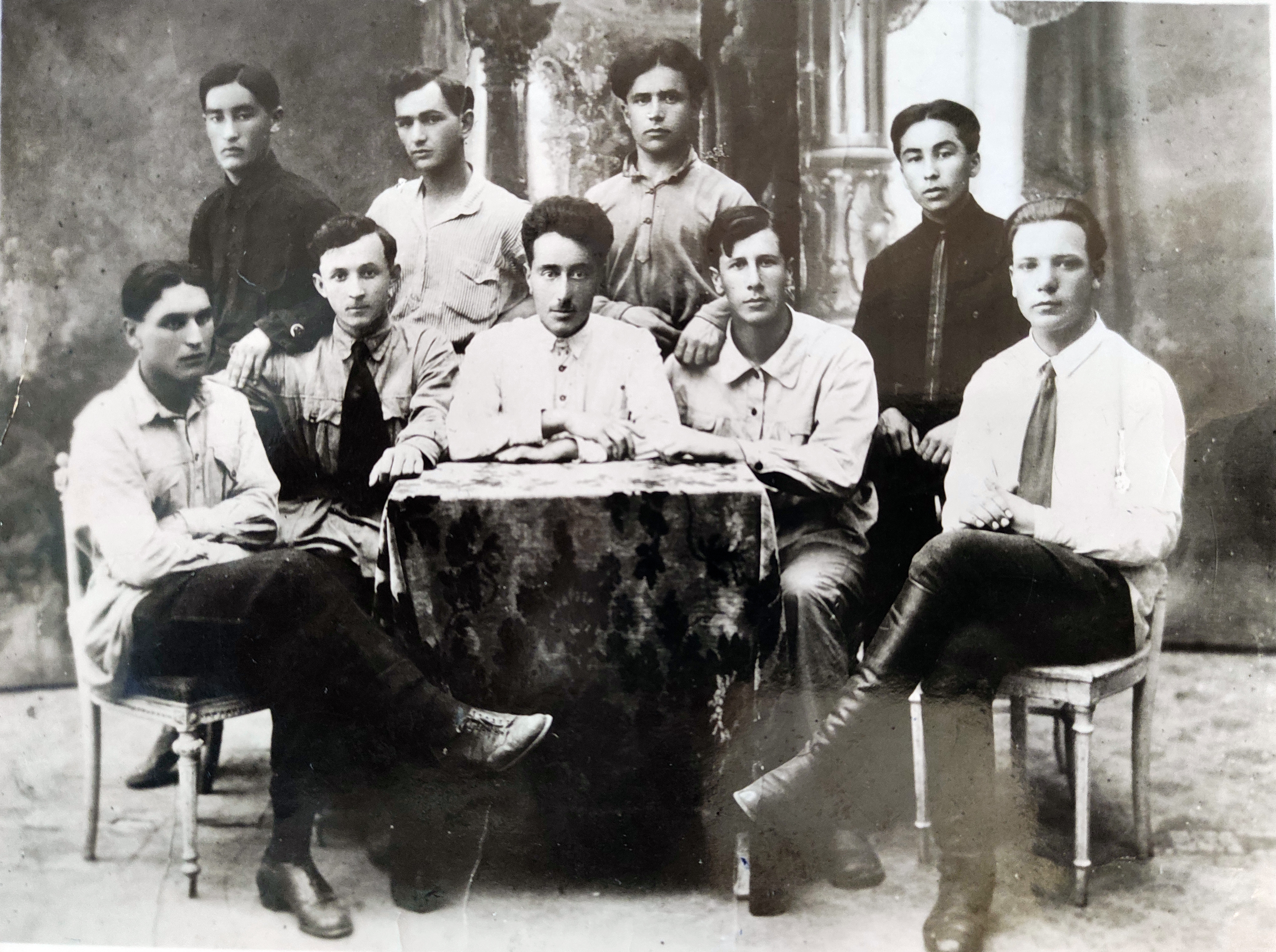 Камиль Рахимов (в верхнем ряду второй слева) – выпускник рабфака Таврического университета. Фото 1924 г.  Из архива семьи Рахимовых. Публикуется впервые