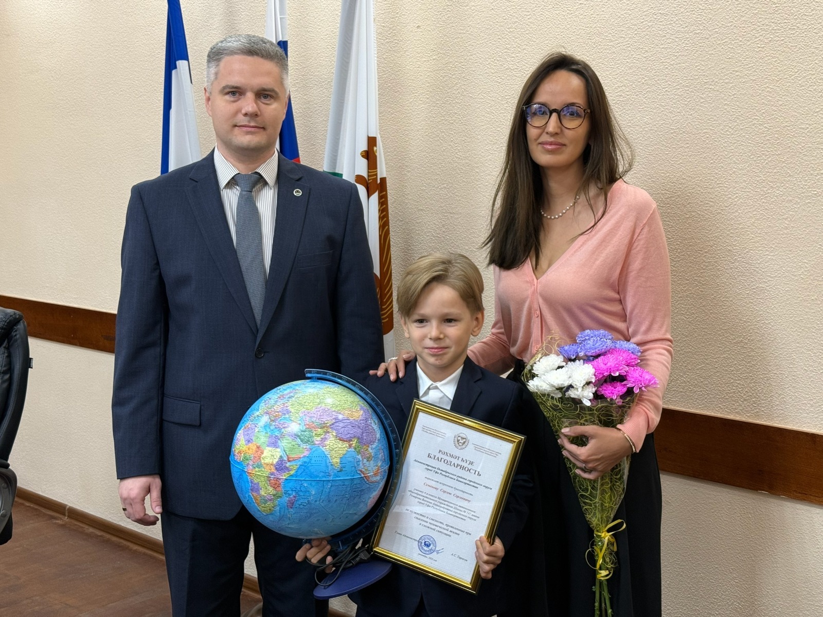 В Уфе наградили спасшего отца школьника
