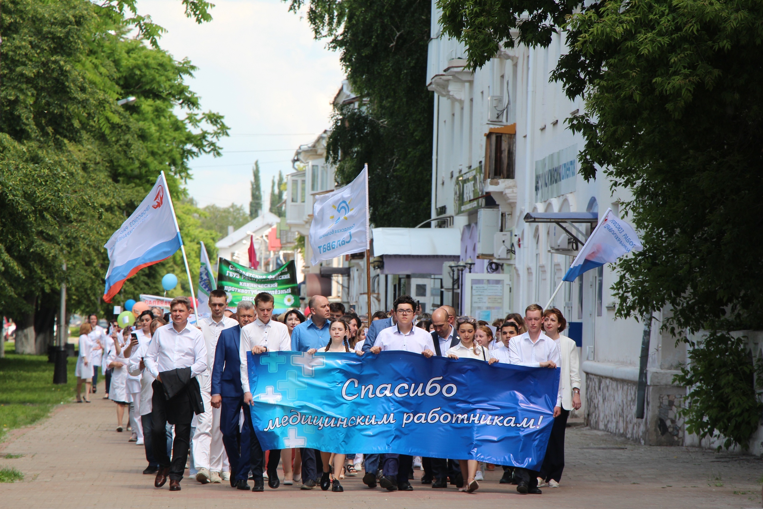В Салавате состоялся парад медицинских работников