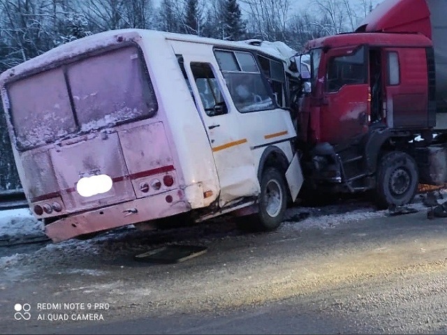 Вахтасылар автобуста аварияға тарыған