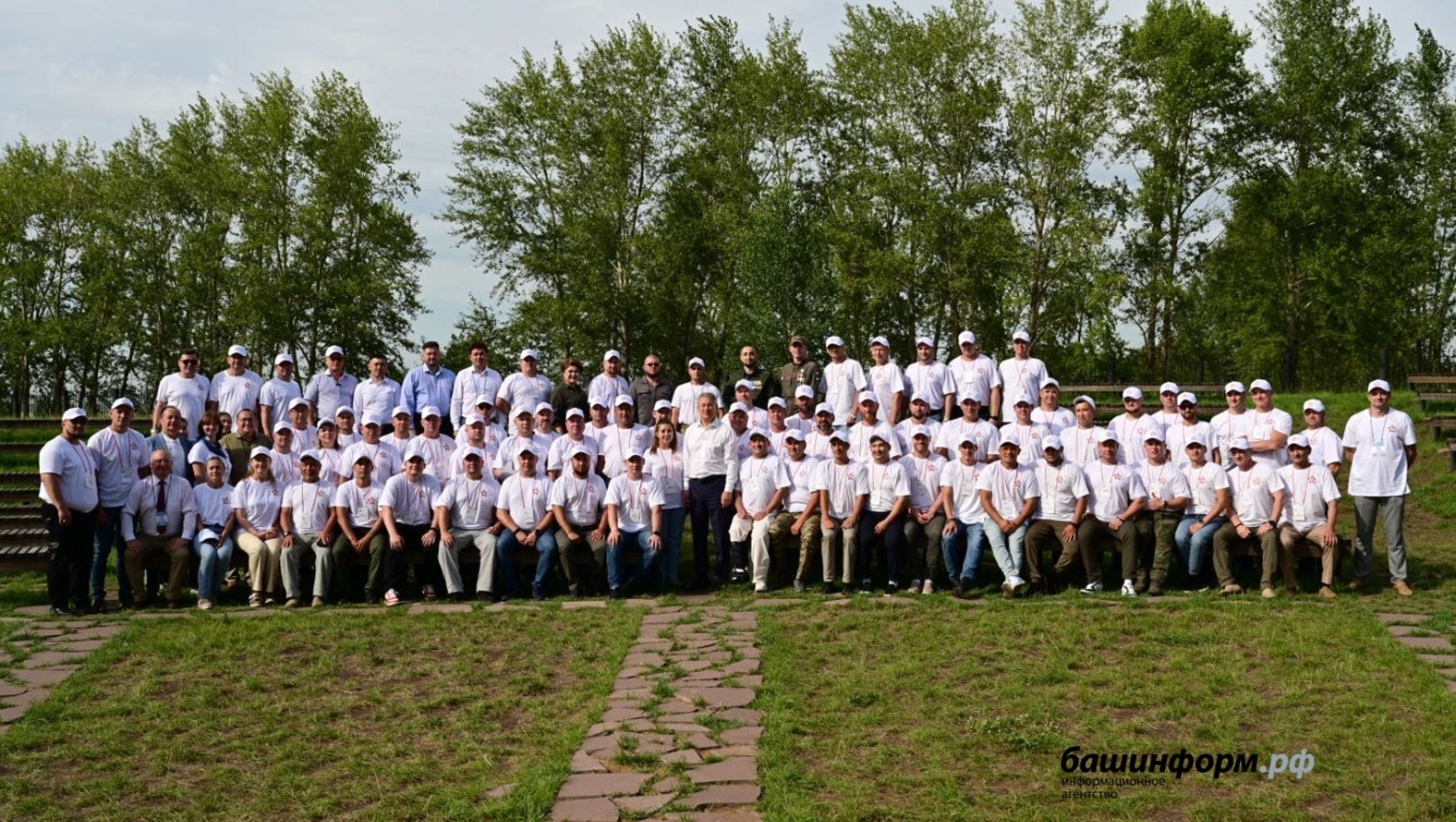 Азат Мухамедьянов предоставлено «Башинформу» Глава Башкирии Радий Хабиров с участниками кадрового проекта «Герои Башкортостана». 2025 год