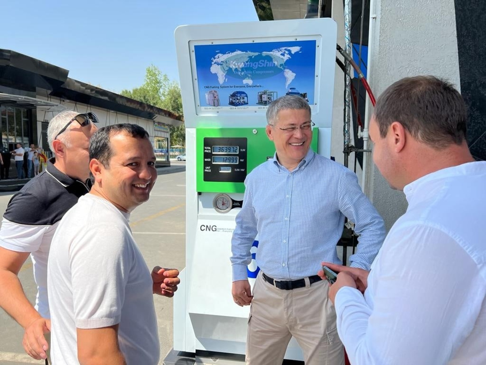 Глава Башкортостана посетил одну из газовых заправок в Наманганской области