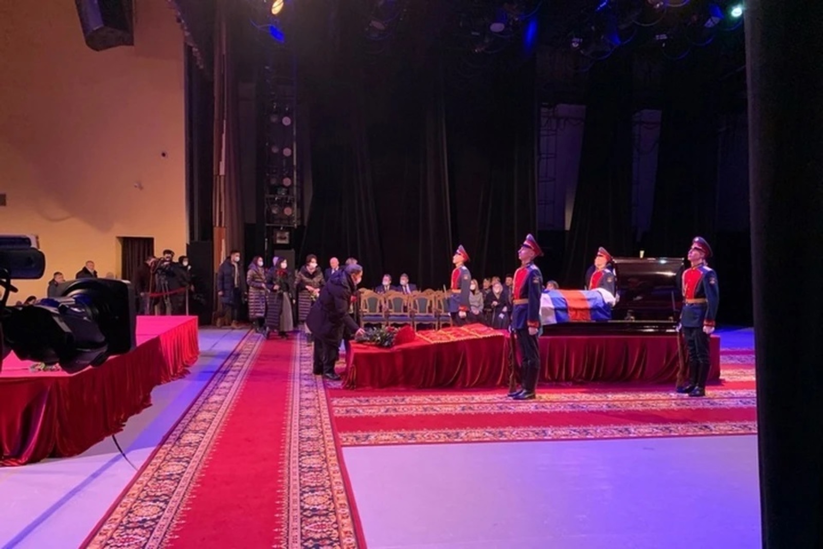 В Государственном концертном зале началась церемония прощания с первым президентом Башкирии
