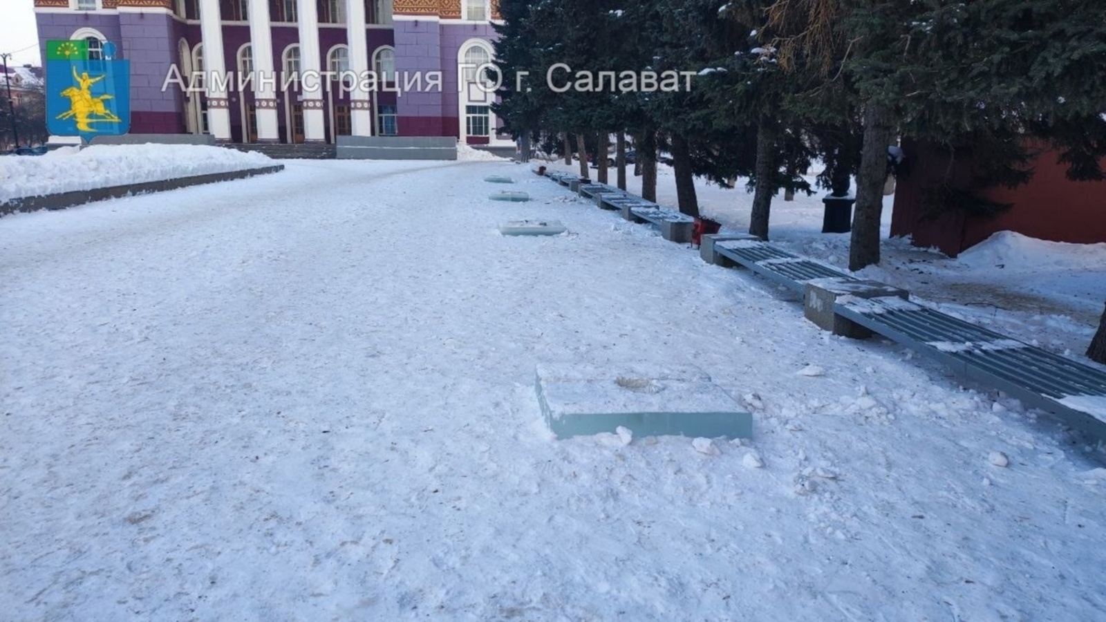 В Башкирии вандалы решили ускорить демонтаж ледового городка и разгромили фигуры