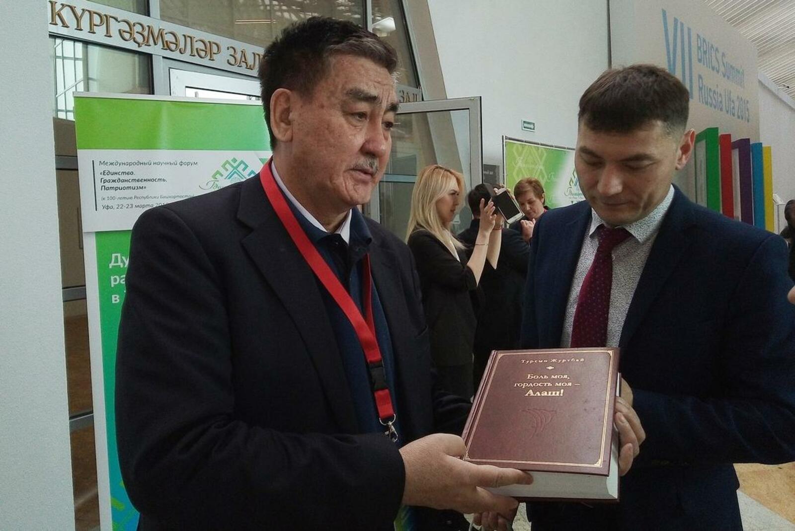 автор