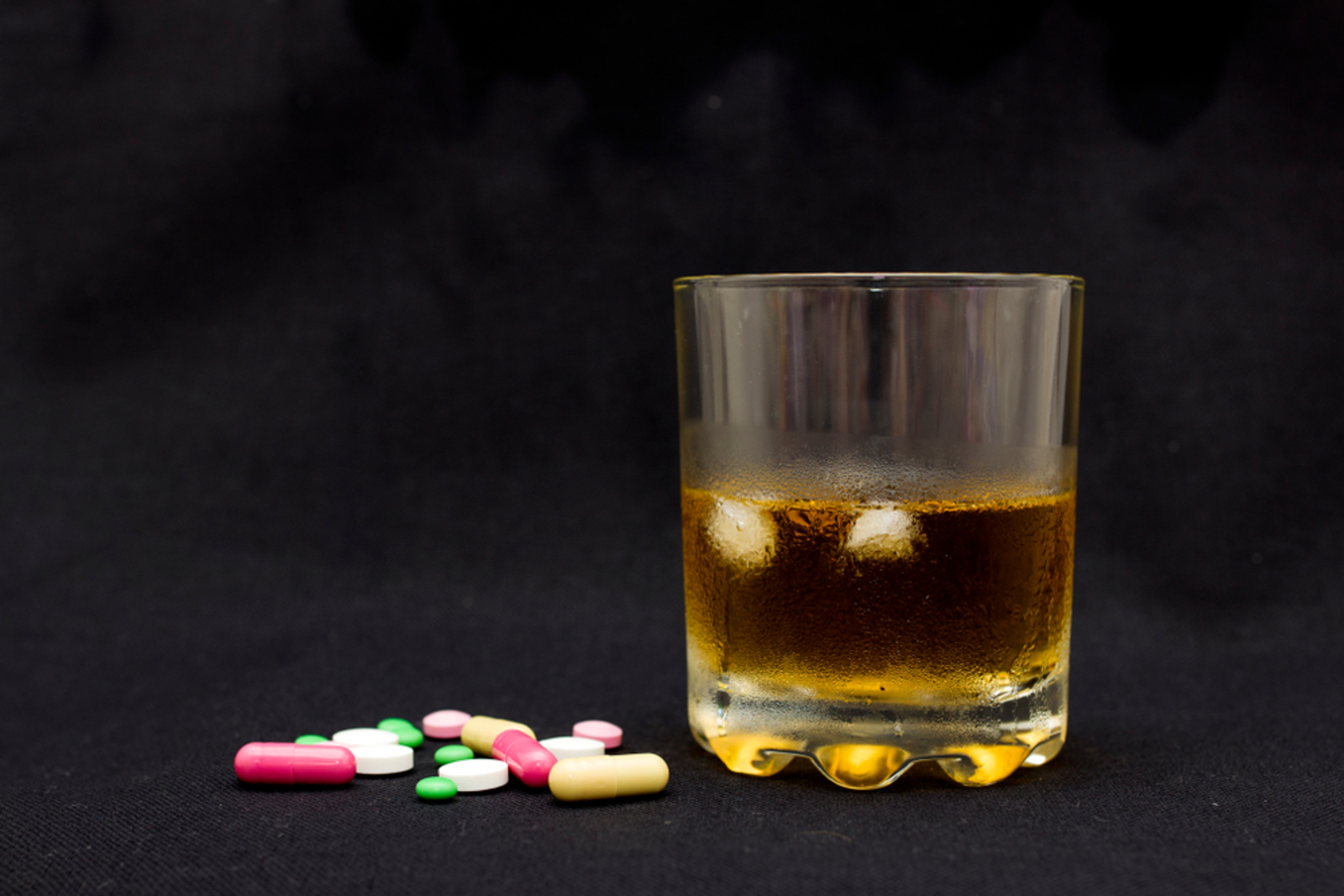 Какие обезболивающие можно с алкоголем. Алкоголь и лекарства. Антибиотики и алкоголь. Пиво в таблетках.