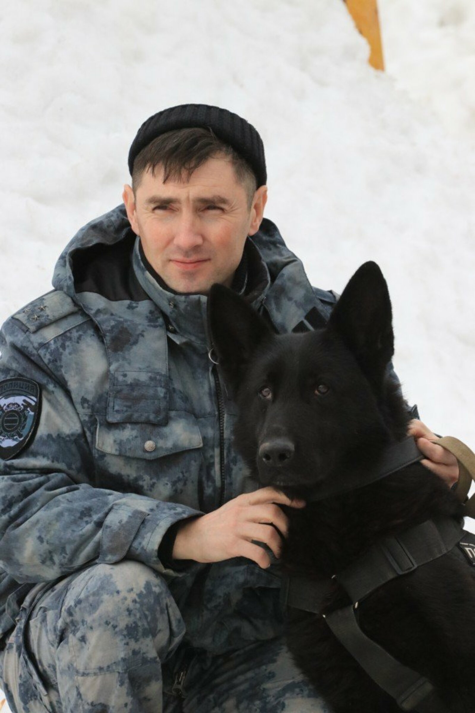 Инспектор‑кинолог старший лейтенант полиции Тахир Касимов вместе со своим четвероногим помощником — служебной собакой Кейси