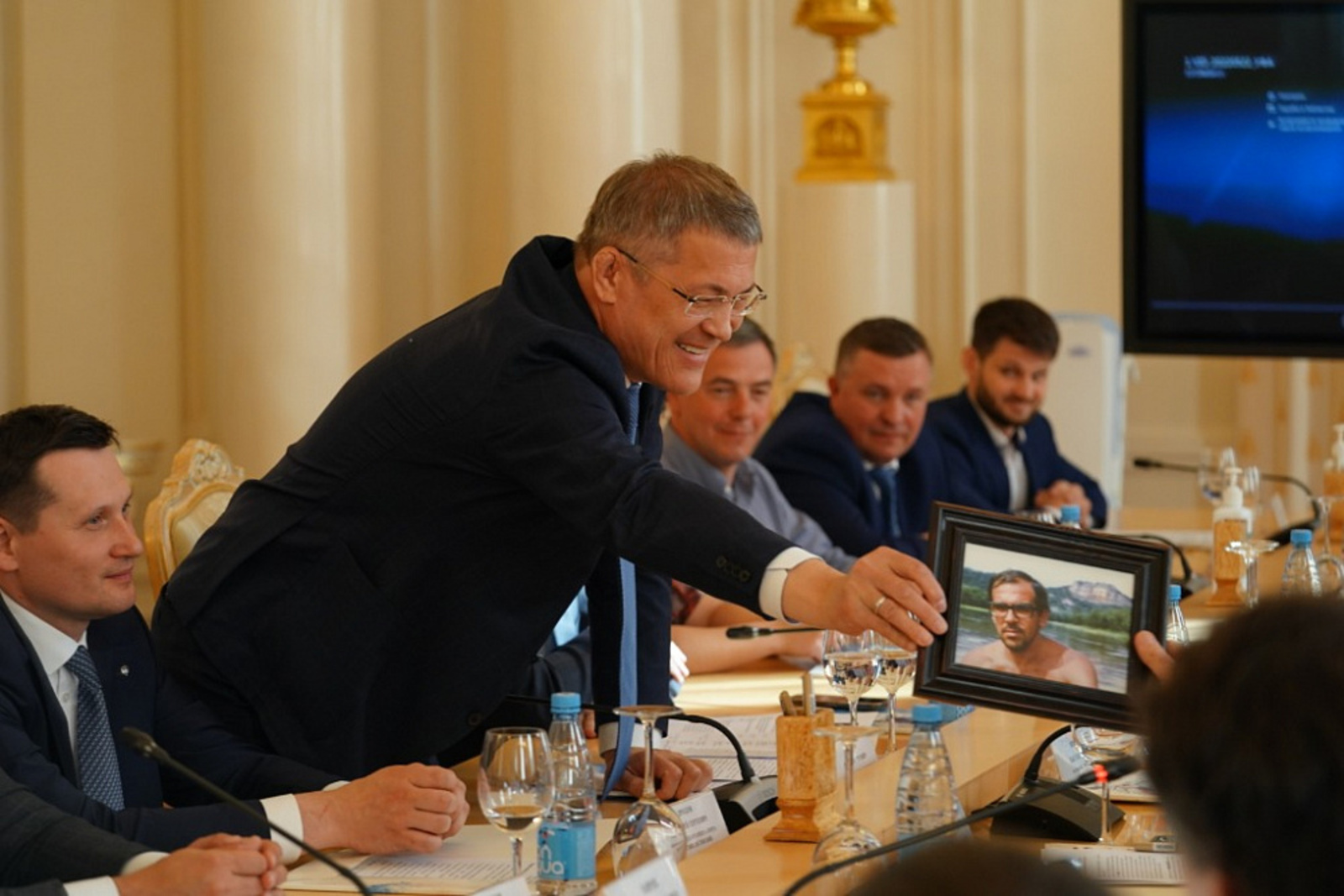 Глава Башкортостана подарил Сергею Лаврову фотографию, где тот «молодой на Белой»