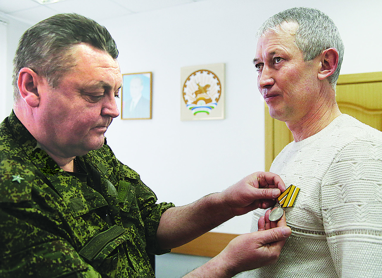 Бирянин Эдуард Габдинуров награжден медалью министерства обороны Российской Федерации «За боевые отличия»