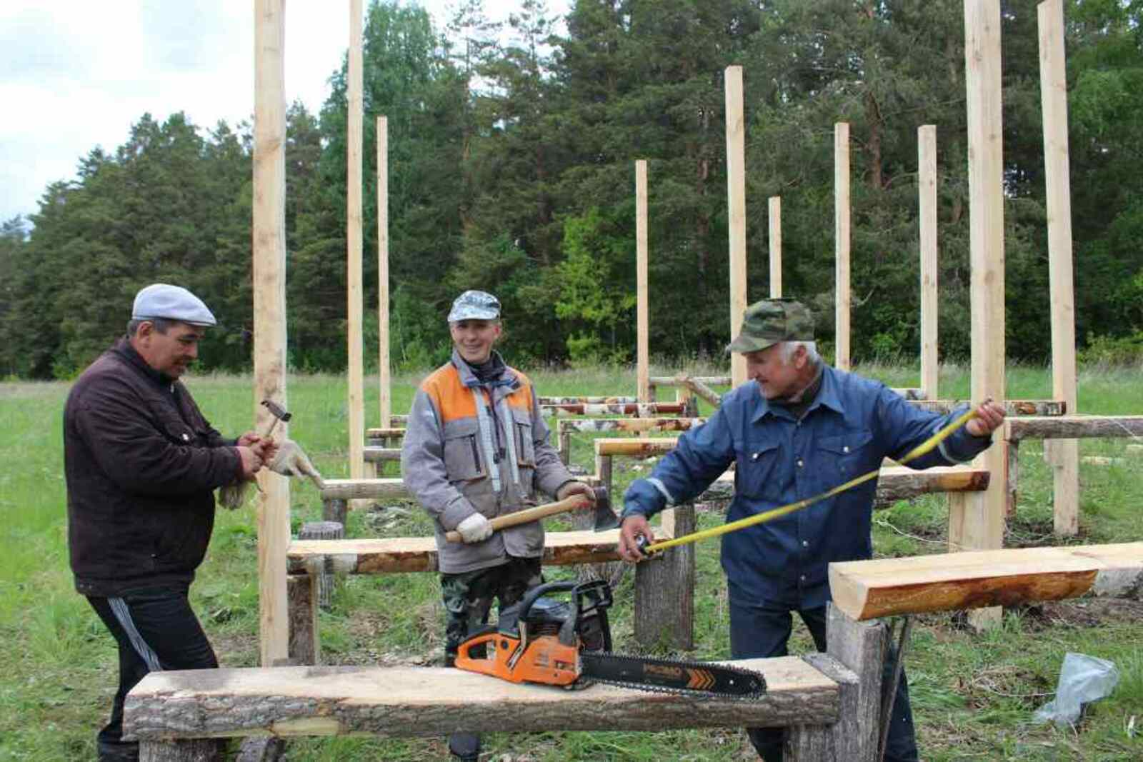 Работники Гафурийского лесхоза: Р. Мухаметдинов, Д. Балтачев и Я. Кадыров готовят гостевой навес к Сабантую.