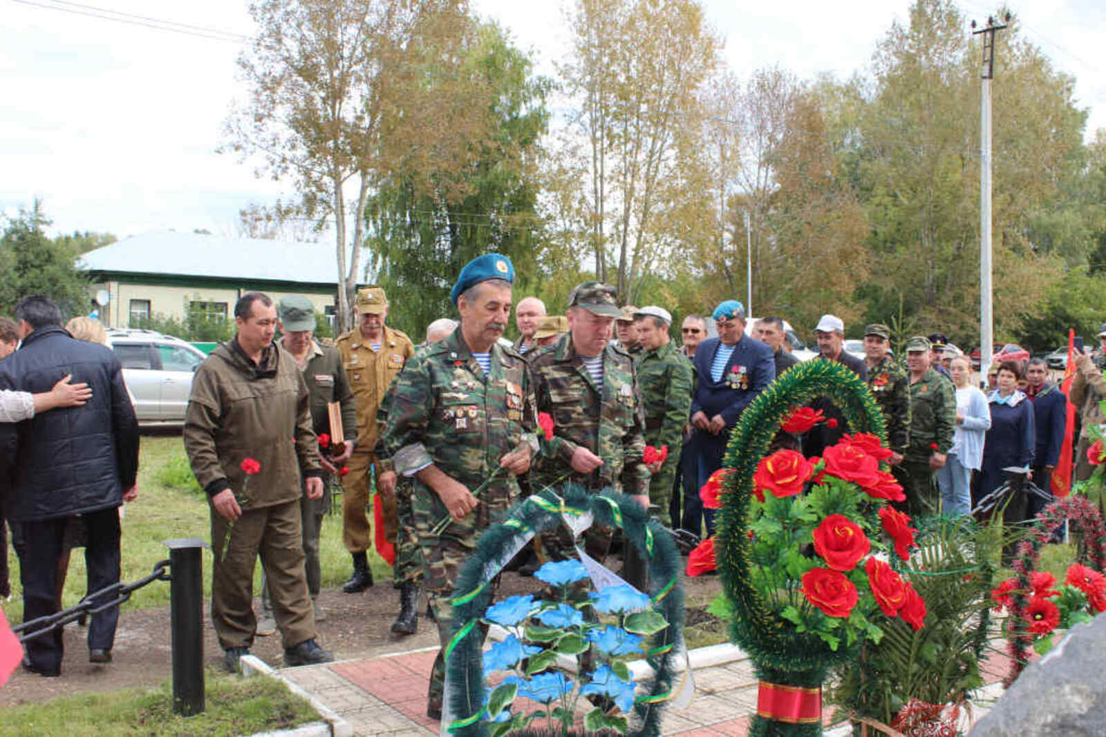 Возложение цветов к памятнику в Аллее боевой славы.
