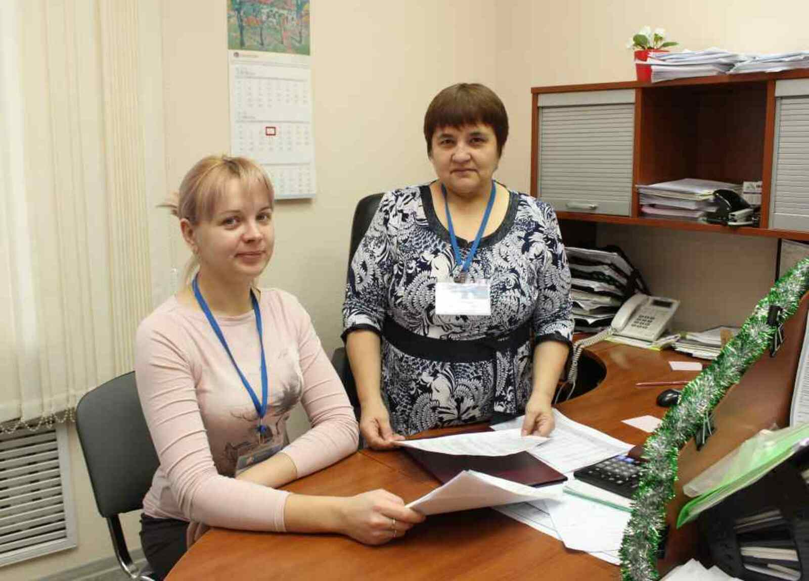 Ведущий специалист-эксперт Е. Мукминова и главный бухгалтер И. Фёдорова.
