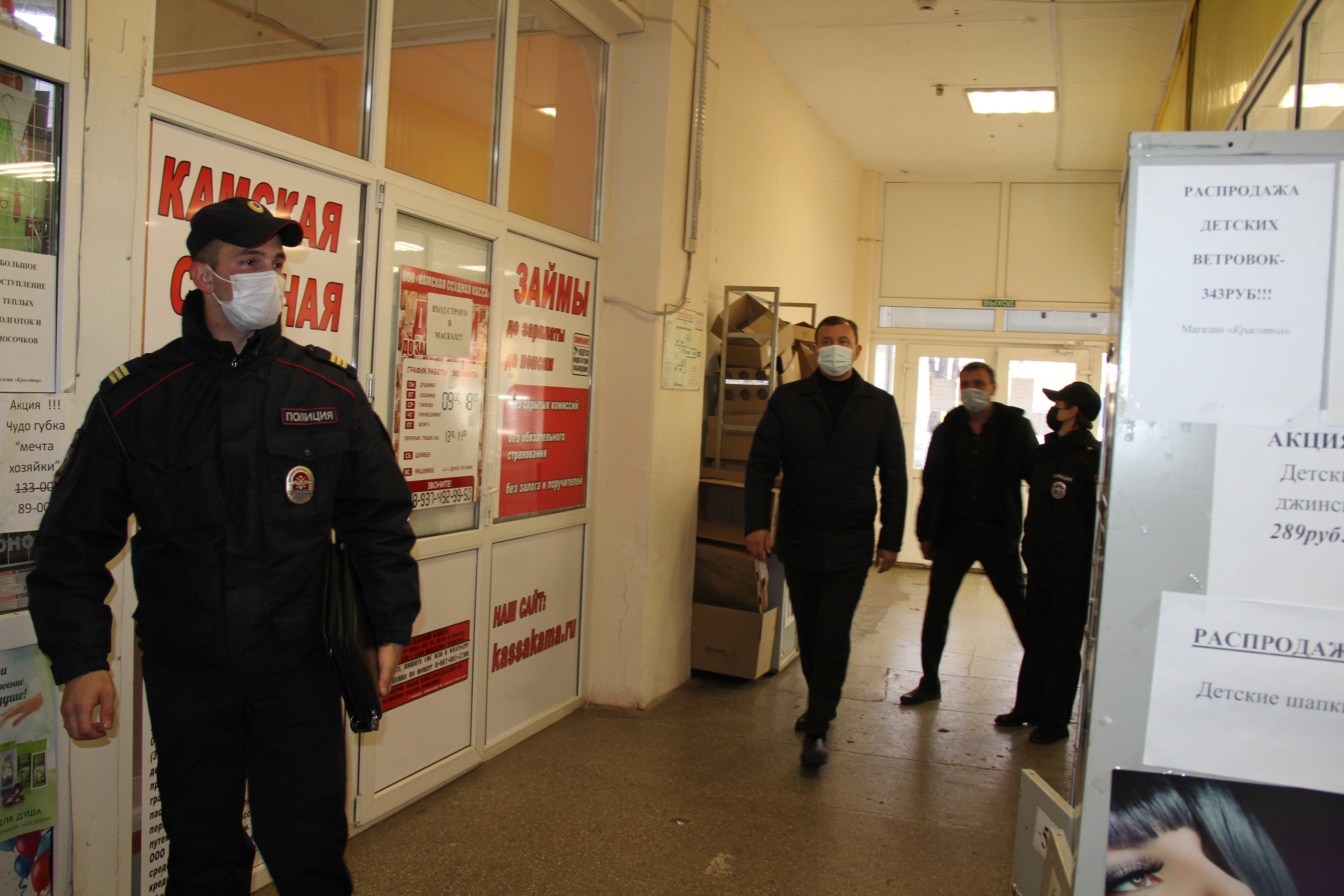 Глава района Ришат Мансуров лично проверял наличие сертификатов у продавцов
