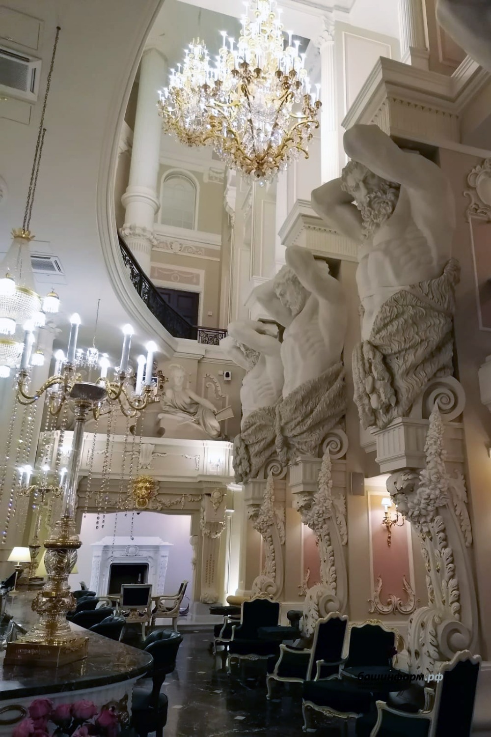 автор  Атланты в лобби отеля