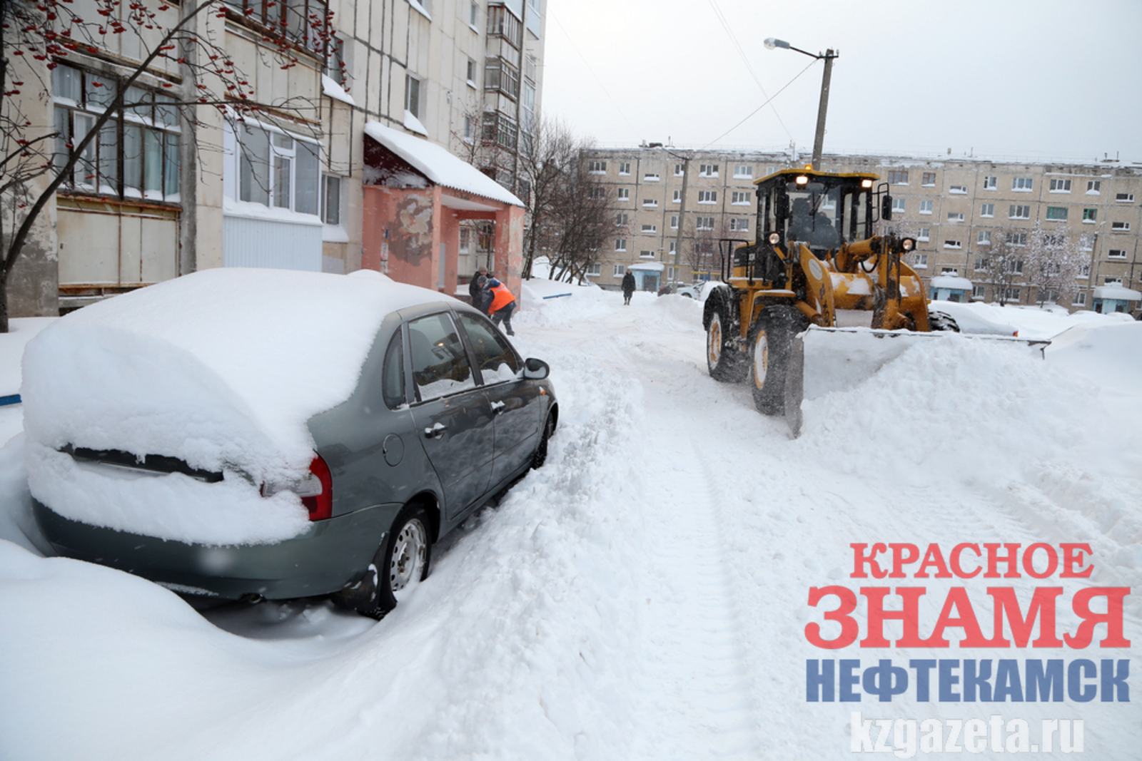 Руслан Никонов, «КЗ».  В городских дворах очистка снега бывает затруднена из-за оставленного во дворе автотранспорта.