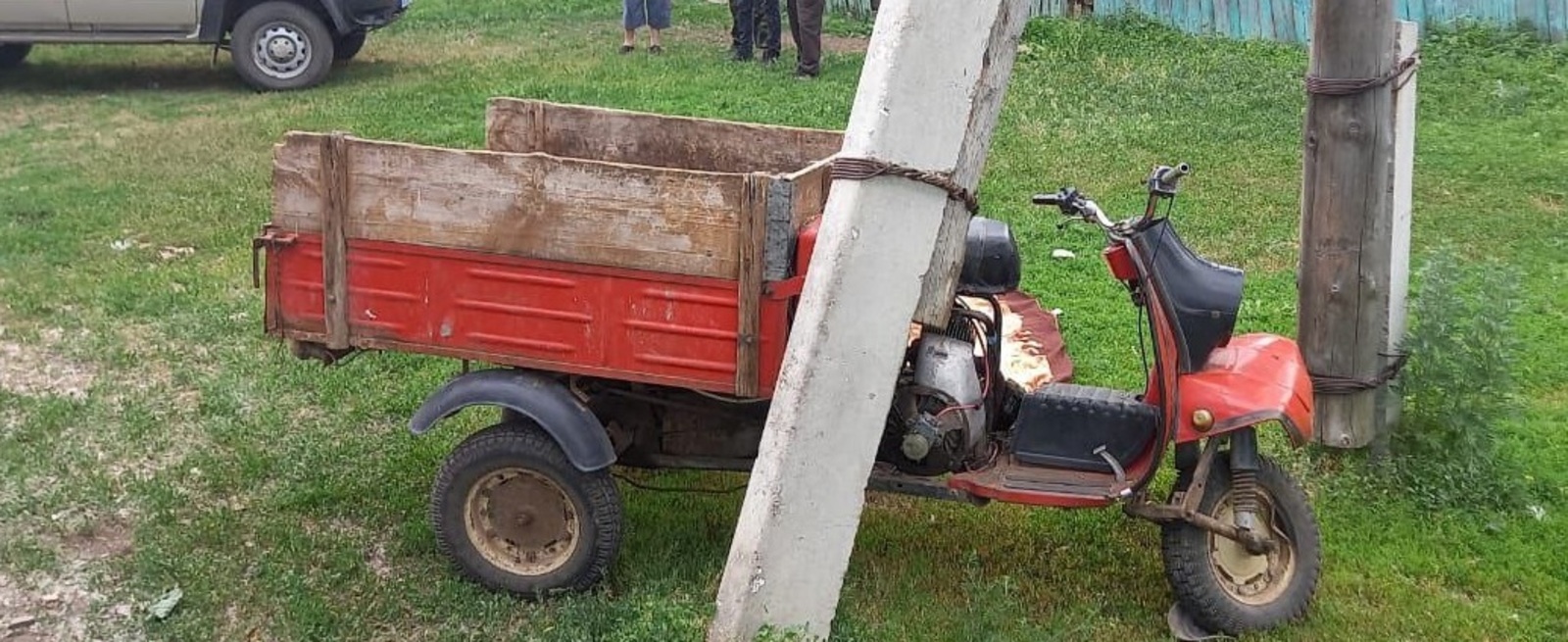 В Башкирии 56-летний водитель на мотороллере врезался в электроопору