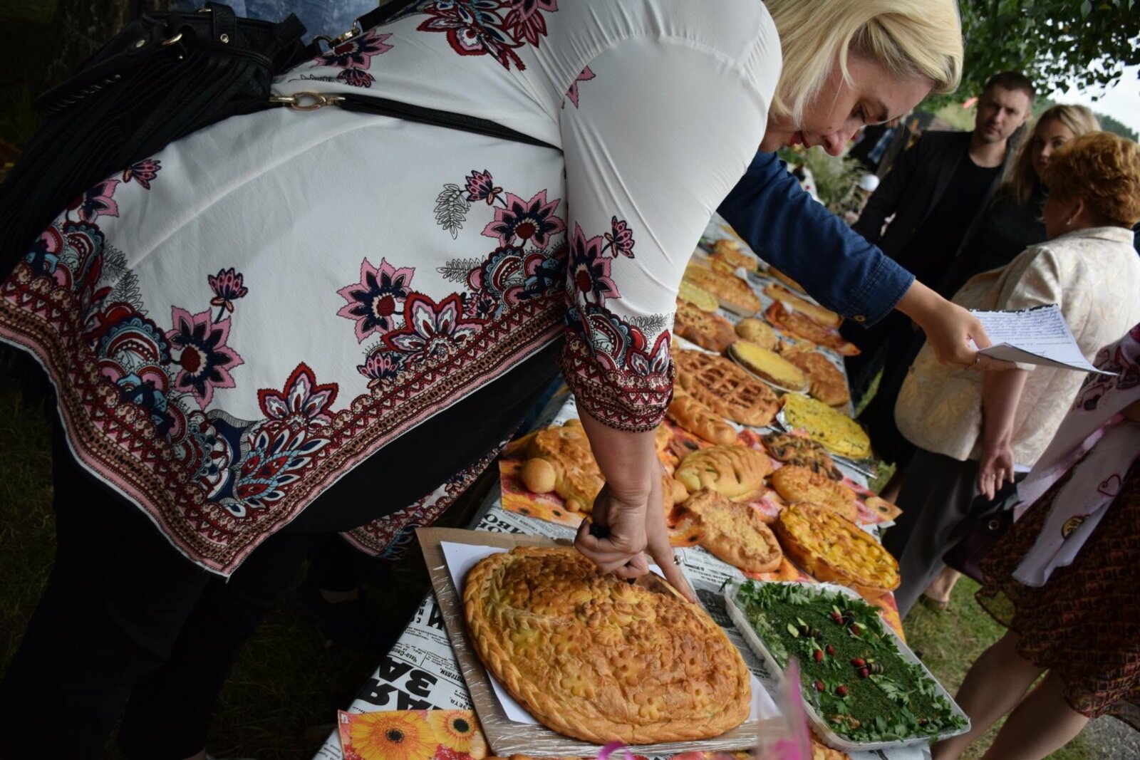 Традиционный фестиваль-конкурс пирогов. Угощает глава Железнодорожного сельсовета Олеся Борисенко