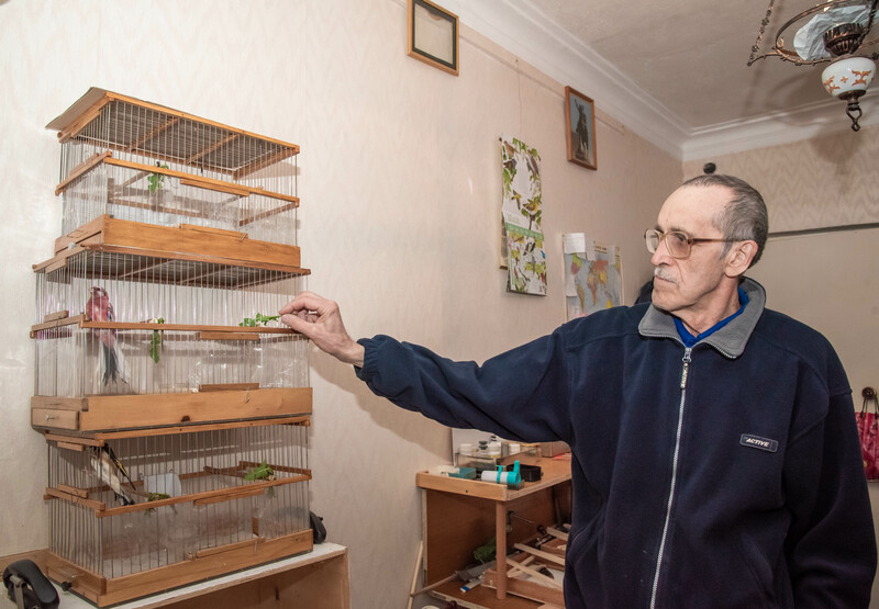 Житель Туймазов держит в двухкомнатной квартире лесных птиц