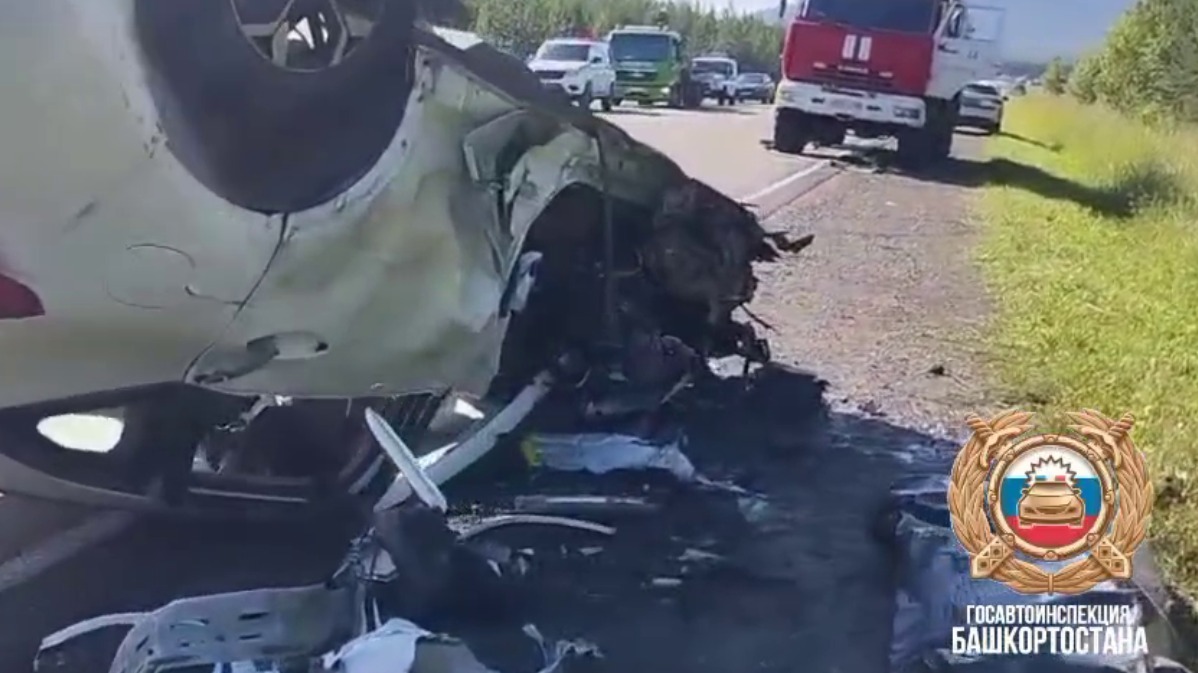 В Башкирии в ДТП с фурой погиб водитель, его супруга и дети получили травмы