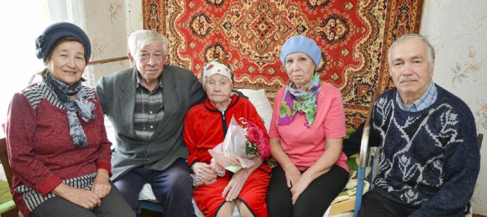 Мадина Шаяхметова в окружении родных.