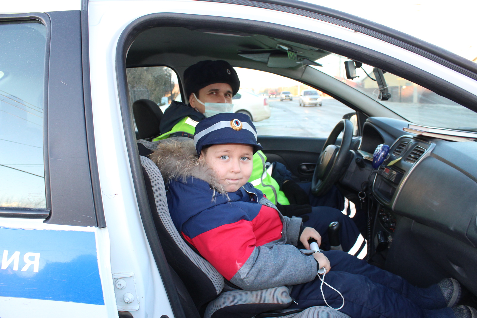 Сотрудники ГИБДД из башкирского Сибая исполнили мечту 5-летнего мальчика, прокатив его в патрульной машине и подарив настоящий жезл