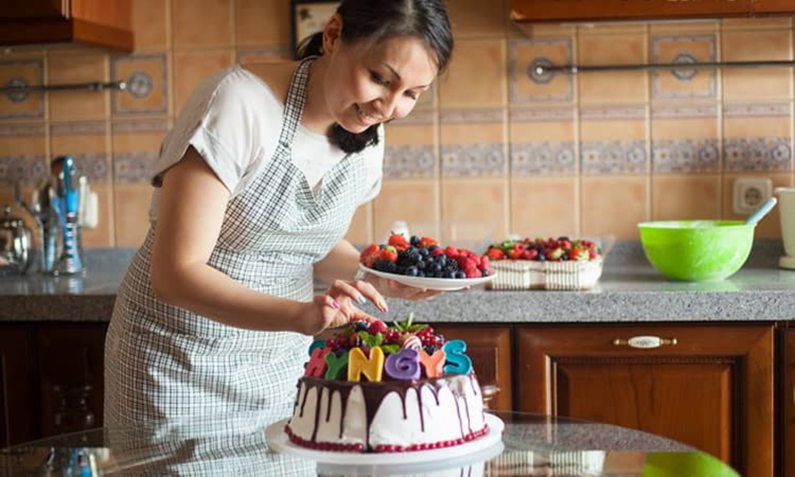 Рецепты мамы маши. Торт для женщины. Женщина готовит торт. Девушка печет тортики. Женщина печет торт.