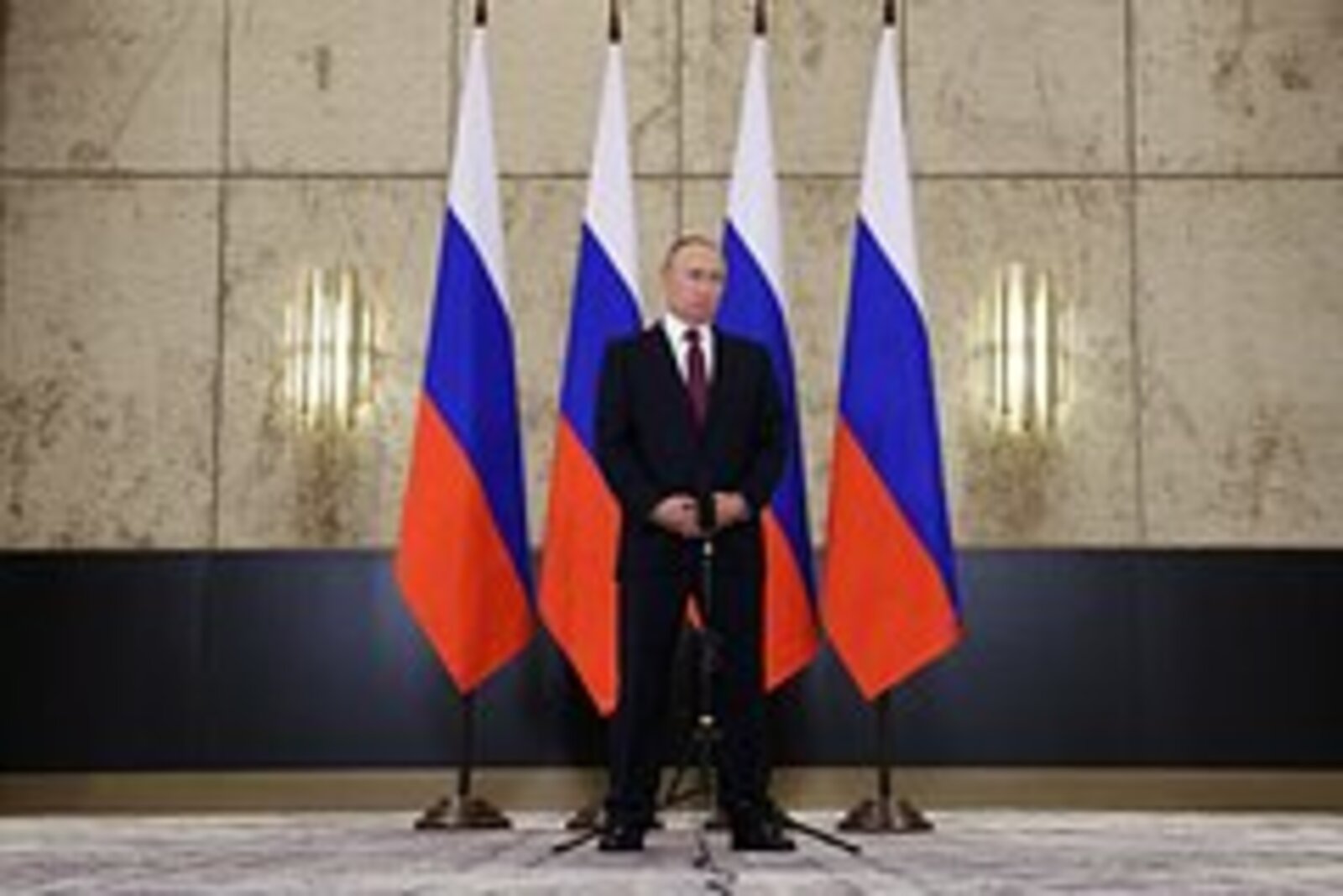 Путин указал на приверженность России суверенному курсу