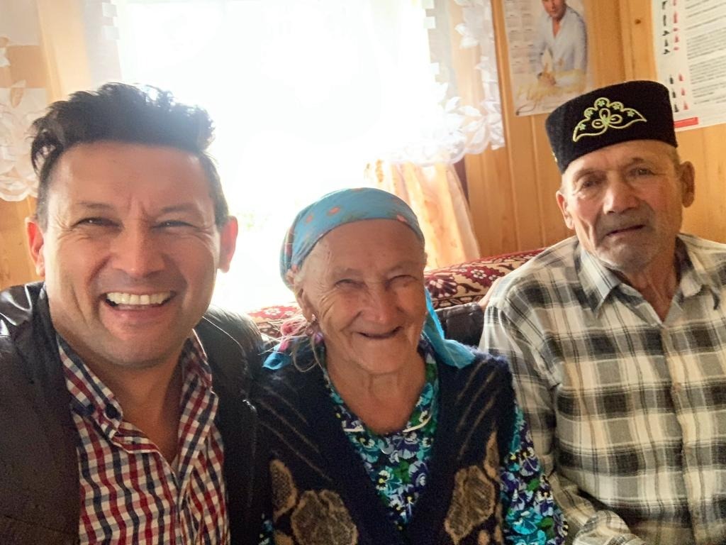 Анвар с родителями