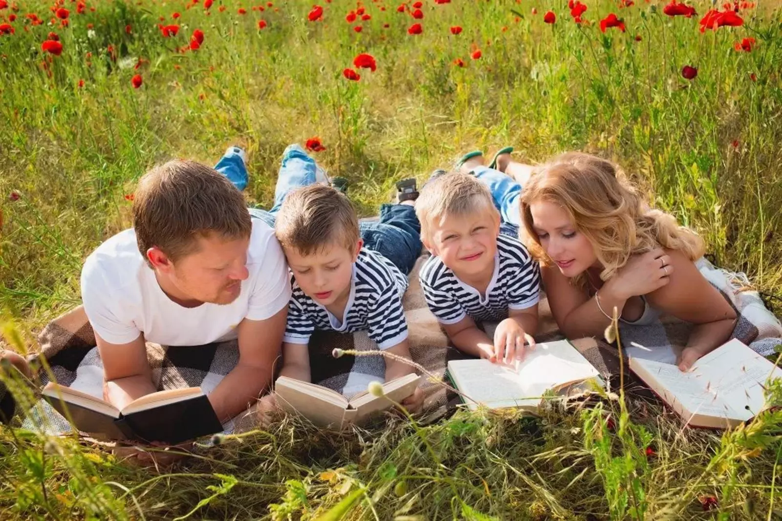Конец лета читать детям. Лето дети. Школьники на природе. Чтение на природе. Дети и природа.