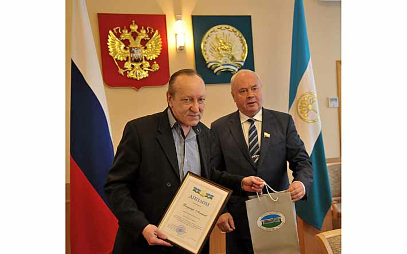 Константин Толкачев (справа) поздравил с победой конкурса СМИ и журналиста нашей газеты Владимира Леонтьева.