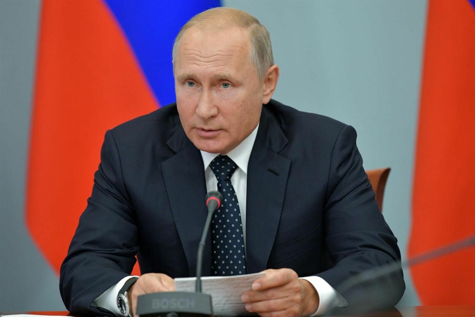 Путин поручил доложить о мерах по подключению сел к интернету
