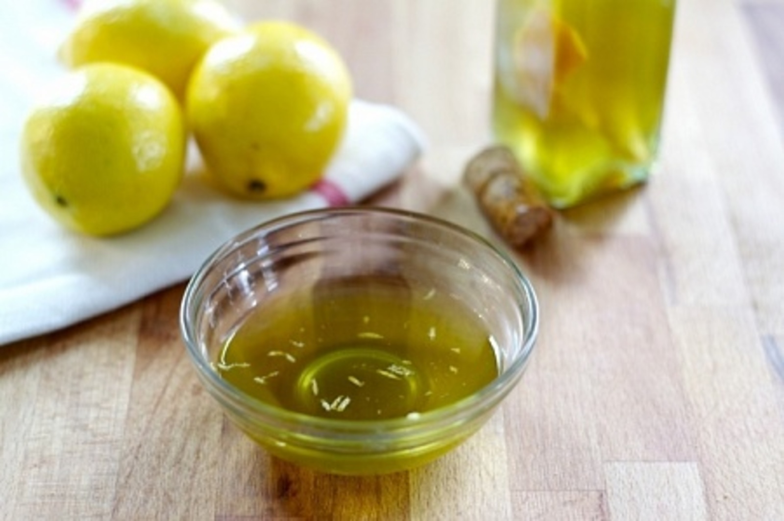 Замасливание лимоном. Оливковое масло и лимонный сок. Масло оливковое с лимоном. Масло с лимоном для очистки печени. Лимоны маслом.