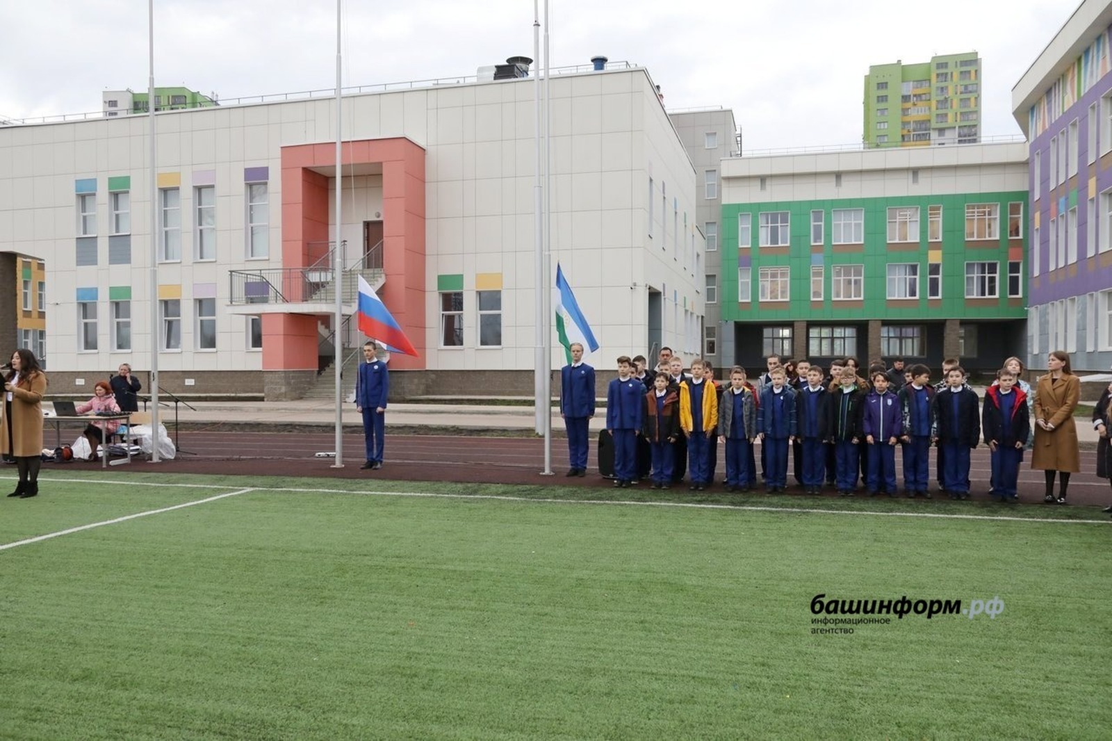Государственные флаги России и Башкирии впервые подняли в четырех школах республики