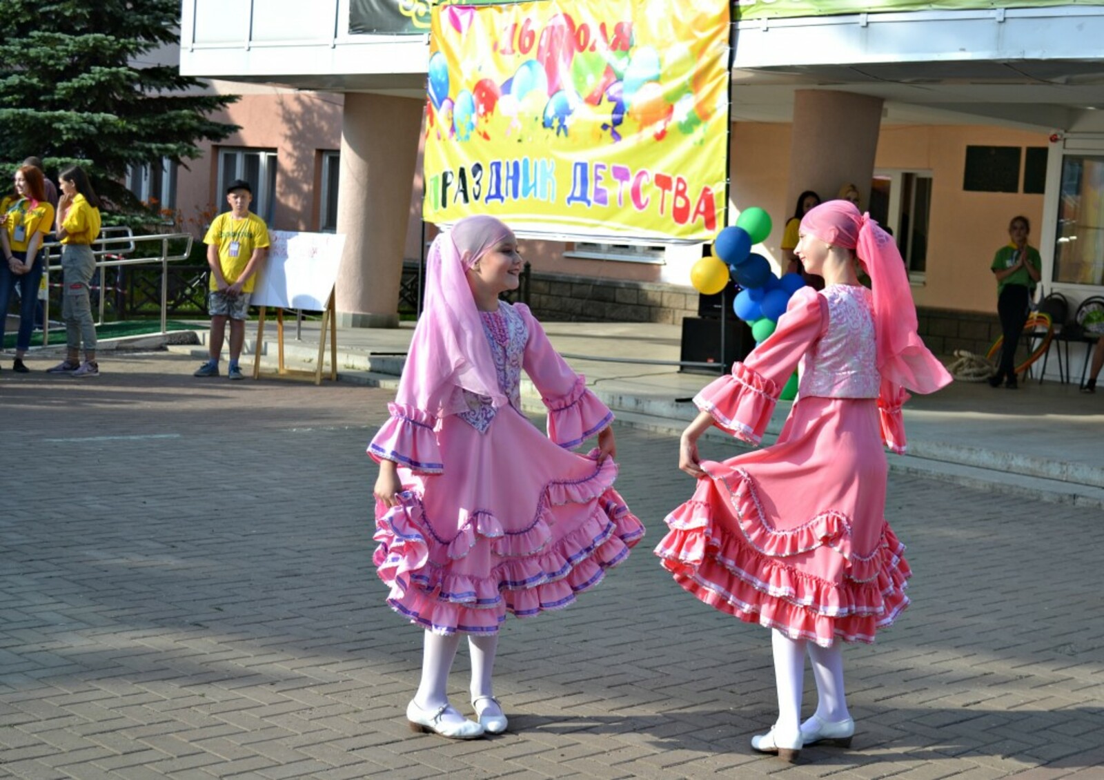 Девочки из хореографического ансамбля  «Цветы Башкортостана» с веселым танцем.