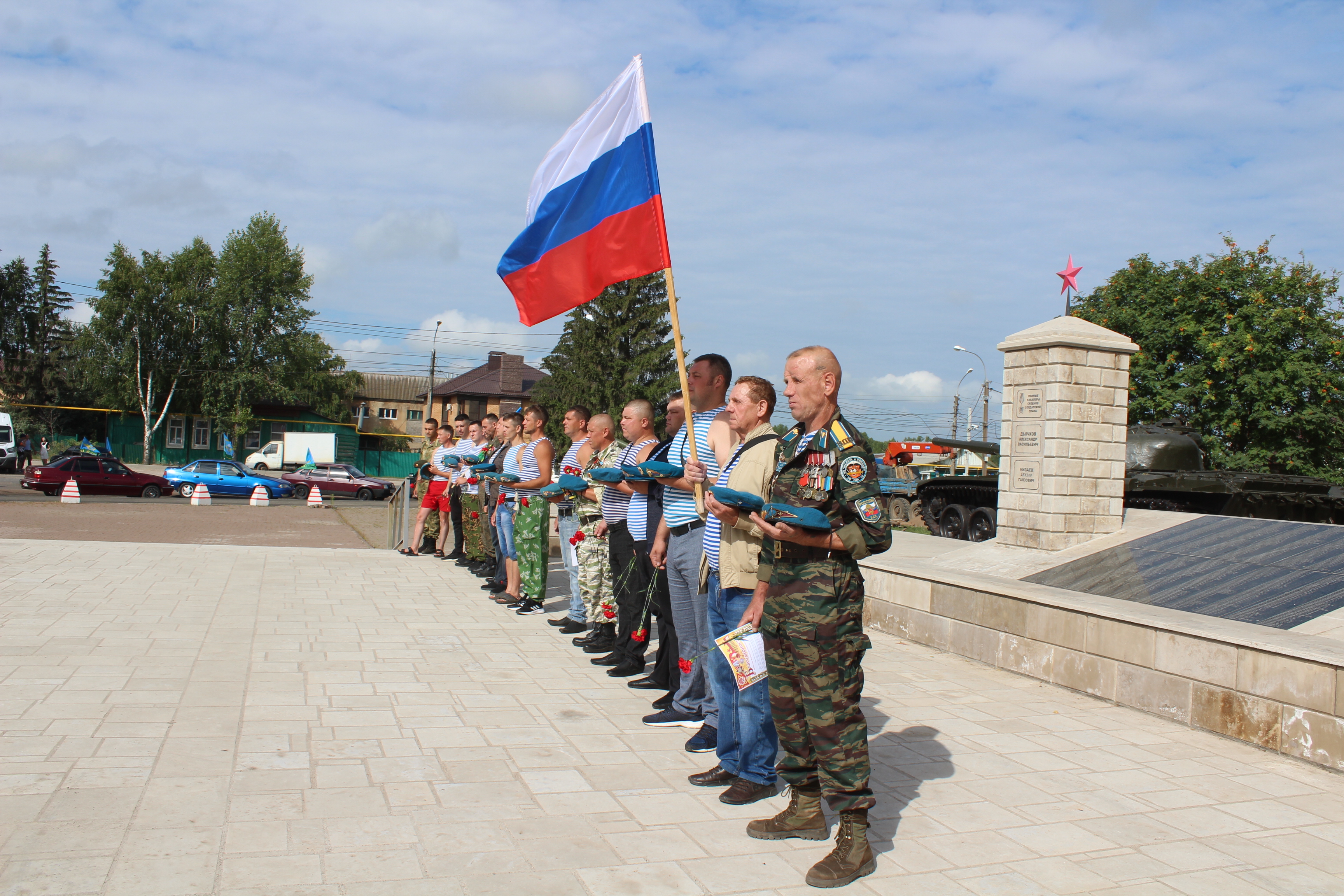 В Благовещенске прошел митинг в честь Дня воздушно-десантных войск